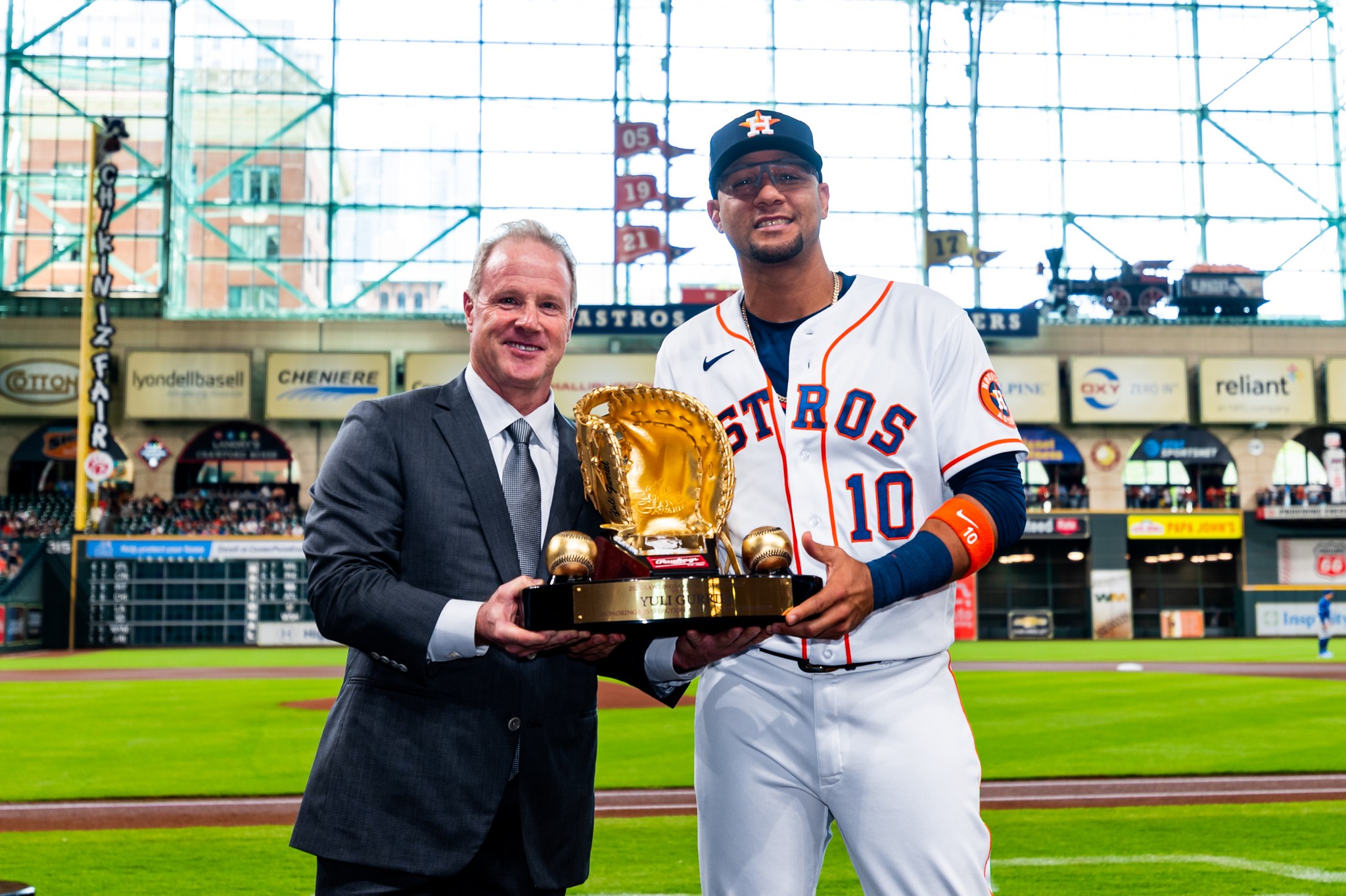 Recibe Gurriel guante de oro