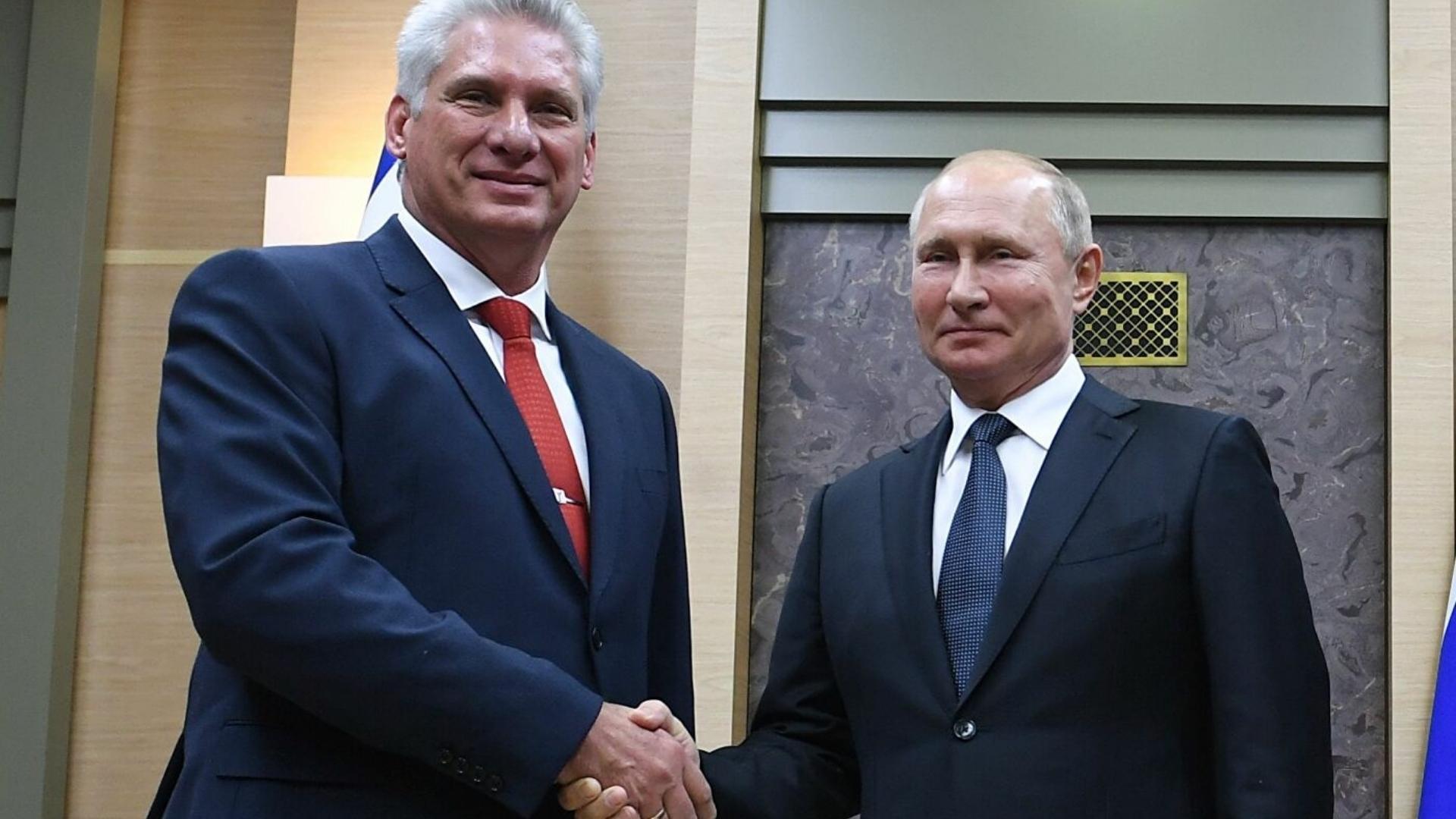 Miguel Díaz-Canel y Vladimir Putin posan sonrientes. Foto: Prensa Latina