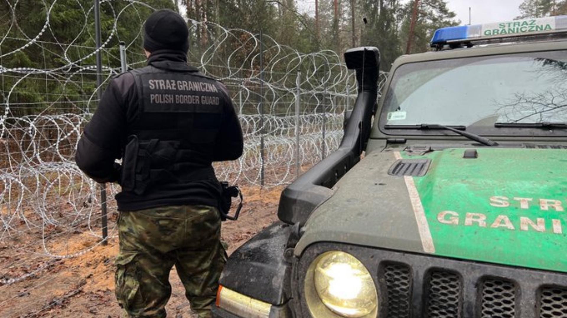 Efectivo de seguridad vigilando frontera polaca con Bielorrusia. Foto: Guardia de Fronteras