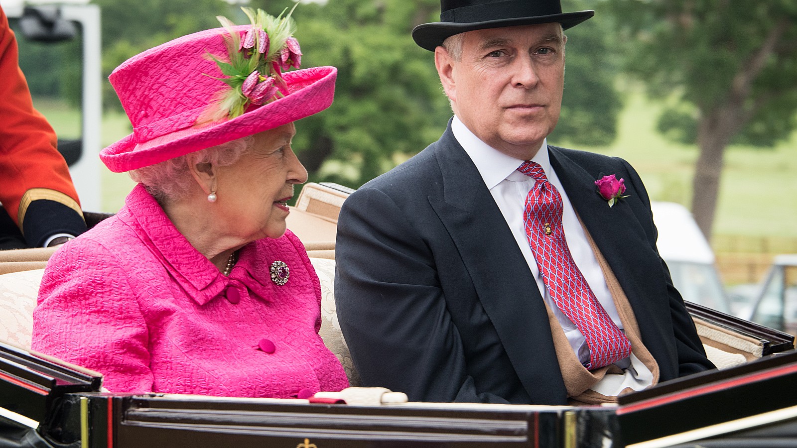 Reina Isabel y príncipe Andrés. Foto: Shutterstock