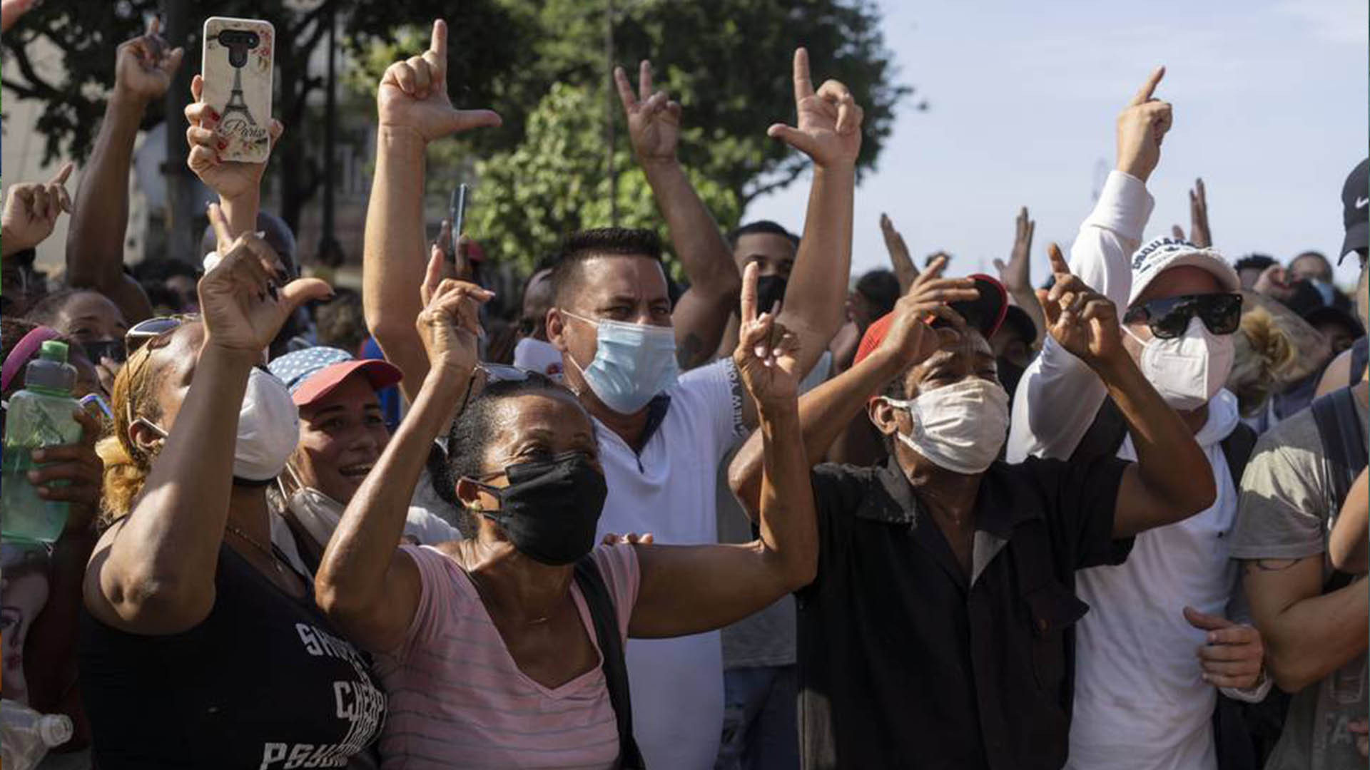 El texto de la sentencia indica que "los hechos narrados no tipifican el delito de desórdenes públicos previsto y sancionado" en el Código Penal cubano