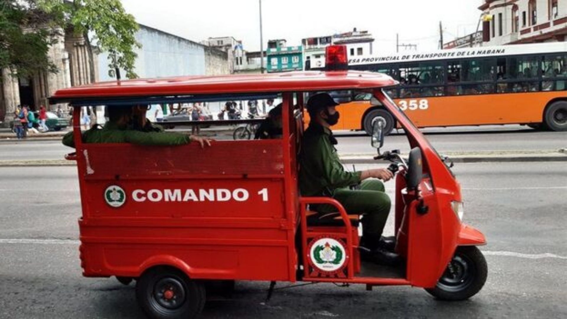 Iban tres bomberos este jueves en el triciclo eléctrico: uno conduciendo y otros dos en la parte de atrás, con equipos para emergencias