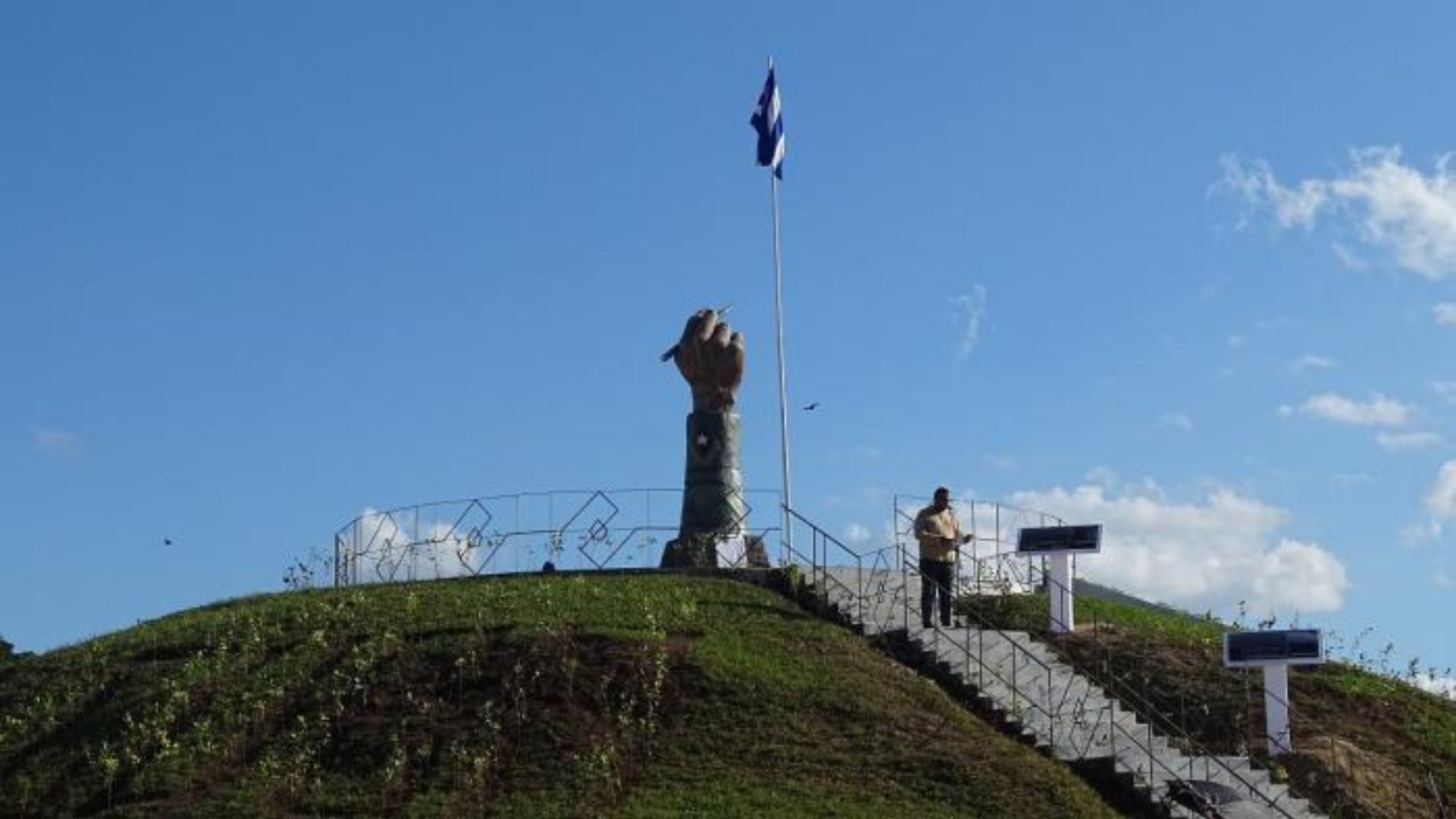 El monumento fue construido con hormigón y ferrocemento; y la tarja de bronce