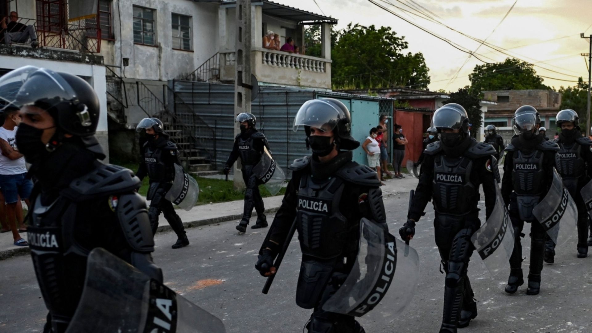 Juan Pappier, investigador sénior para las Américas de HRW, señaló en Twitter que "en 2021, Cuba vivió las mayores protestas en décadas. El régimen respondió brutalmente"