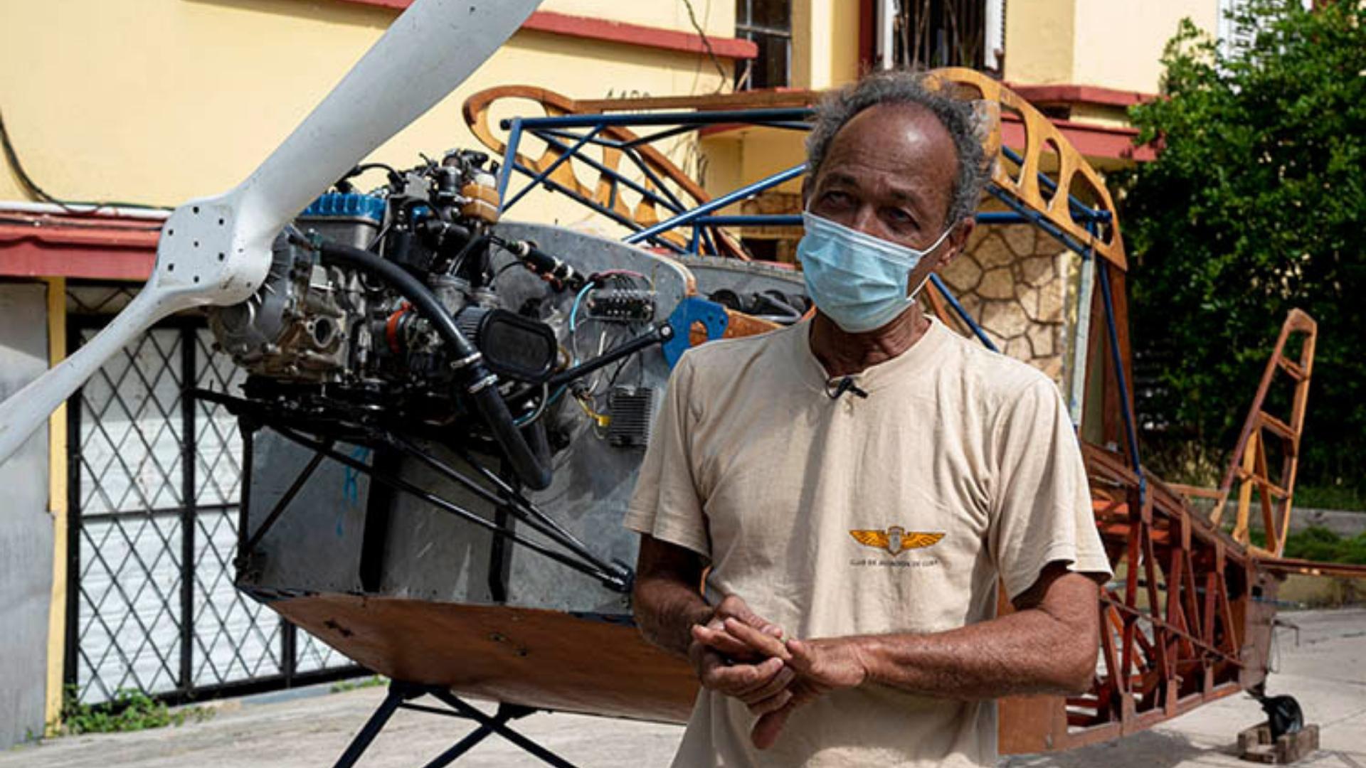 Adolfo Rivera y su avión. Foto: Prensa Latina