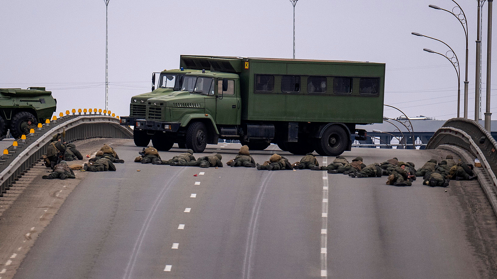 Soldados ucranianos toman posición en un puente dentro de la ciudad de Kiev, Ucrania. Rusia ha llevado su invasión a las afueras de la capital el viernes después de lanzar ataques aéreos contra ciudades y bases militares y enviar tropas y tanques | Emilio Morenatti/AP/Shutterstock