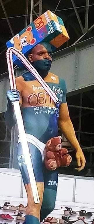 Modelo promocionando la compota infantil "Osito"