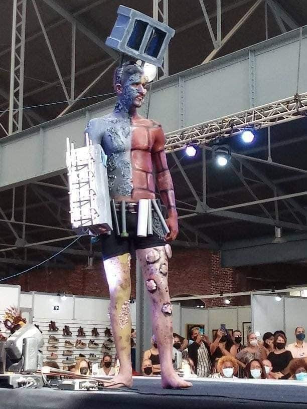 Modelo promocionando los materiales de construcción