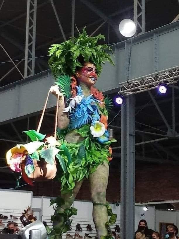 Modelo promocionando el comercio de plantas ornamentales
