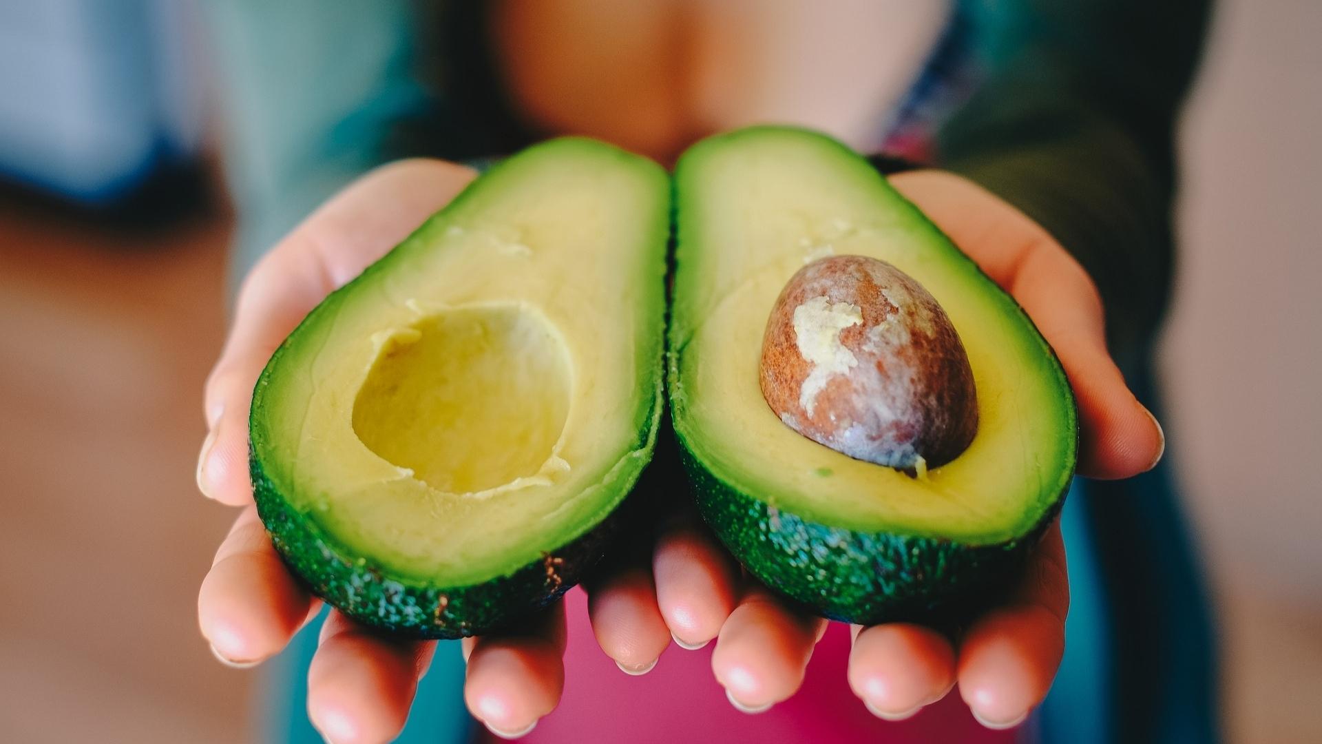 Mujer con aguacates en las manos. Foto: Pixabay