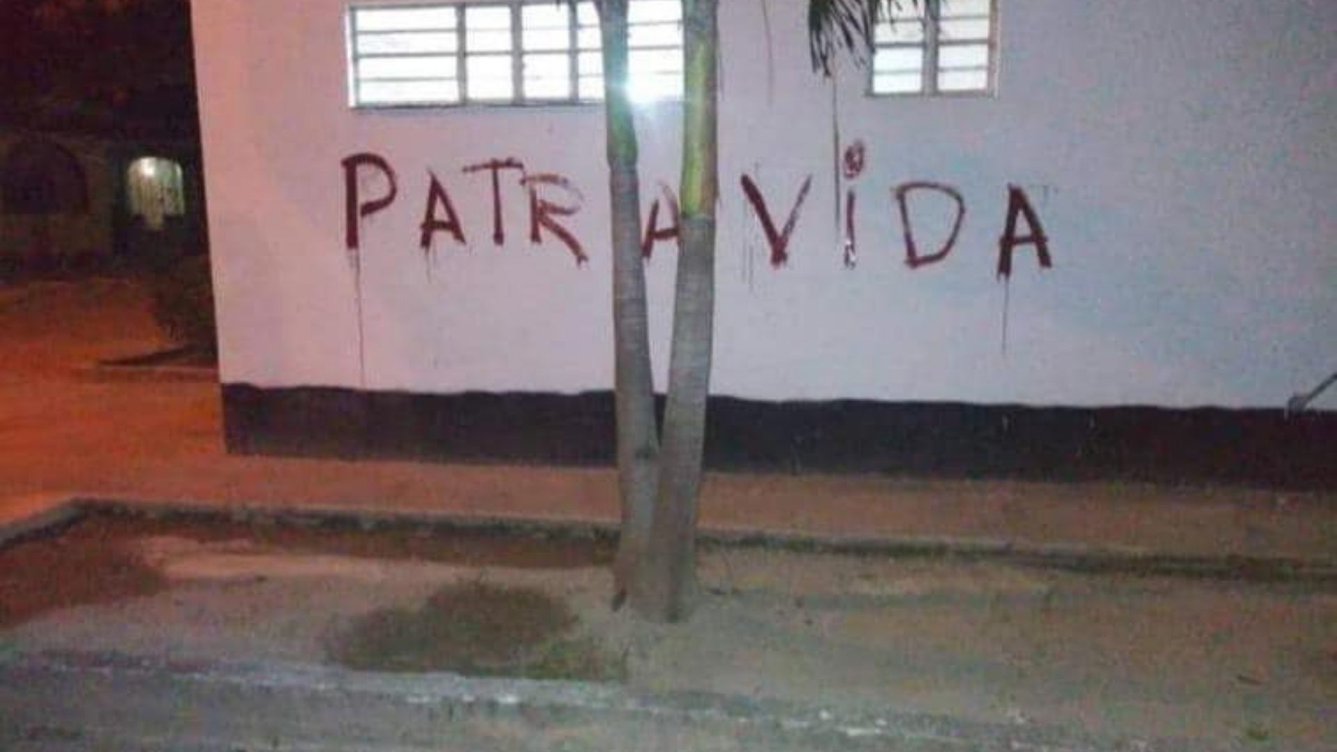 Los establecimientos intervenidos con las frases opositoras fueron una bodega y una panadería, agregó el internauta