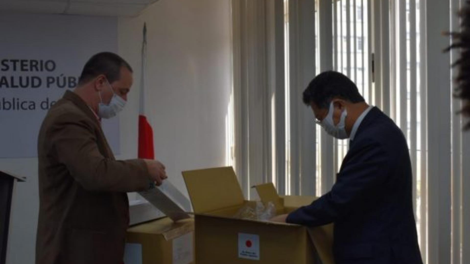 José Ángel Portal Miranda, ministro de Salud Pública, y Hirata Kenji, embajador de Japón