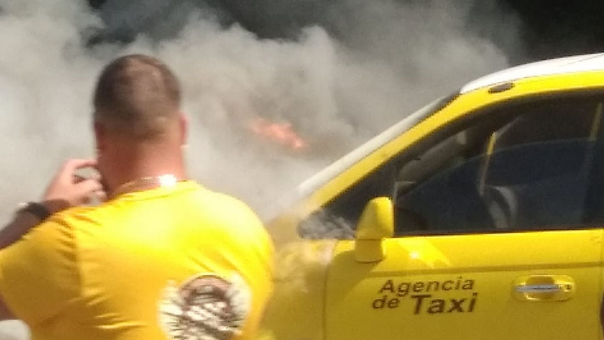  Reportan incendio en un taxi en La Habana