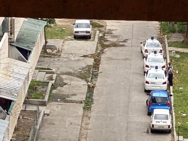 Fuerte asedio policial a periodista Luz Escobar