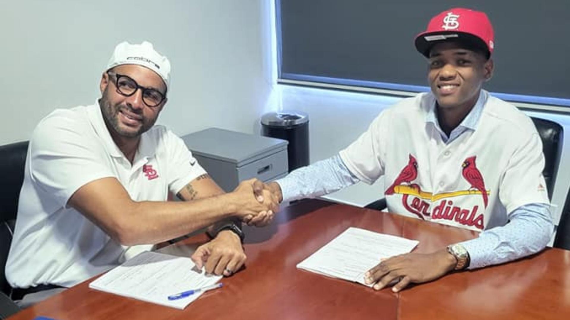 Yaisel Ramos firma con Cardenales. Foto: Facebook de Francys Romero