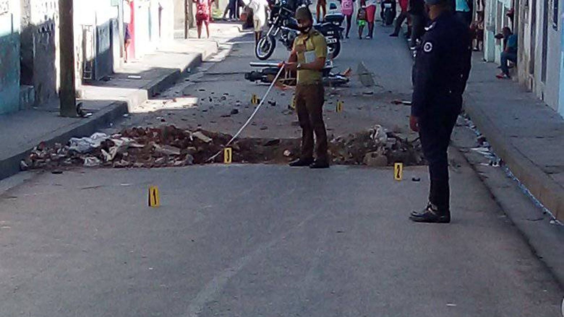 Al parecer el joven manejaba una moto a exceso de velocidad y se llevó una señal de desvío