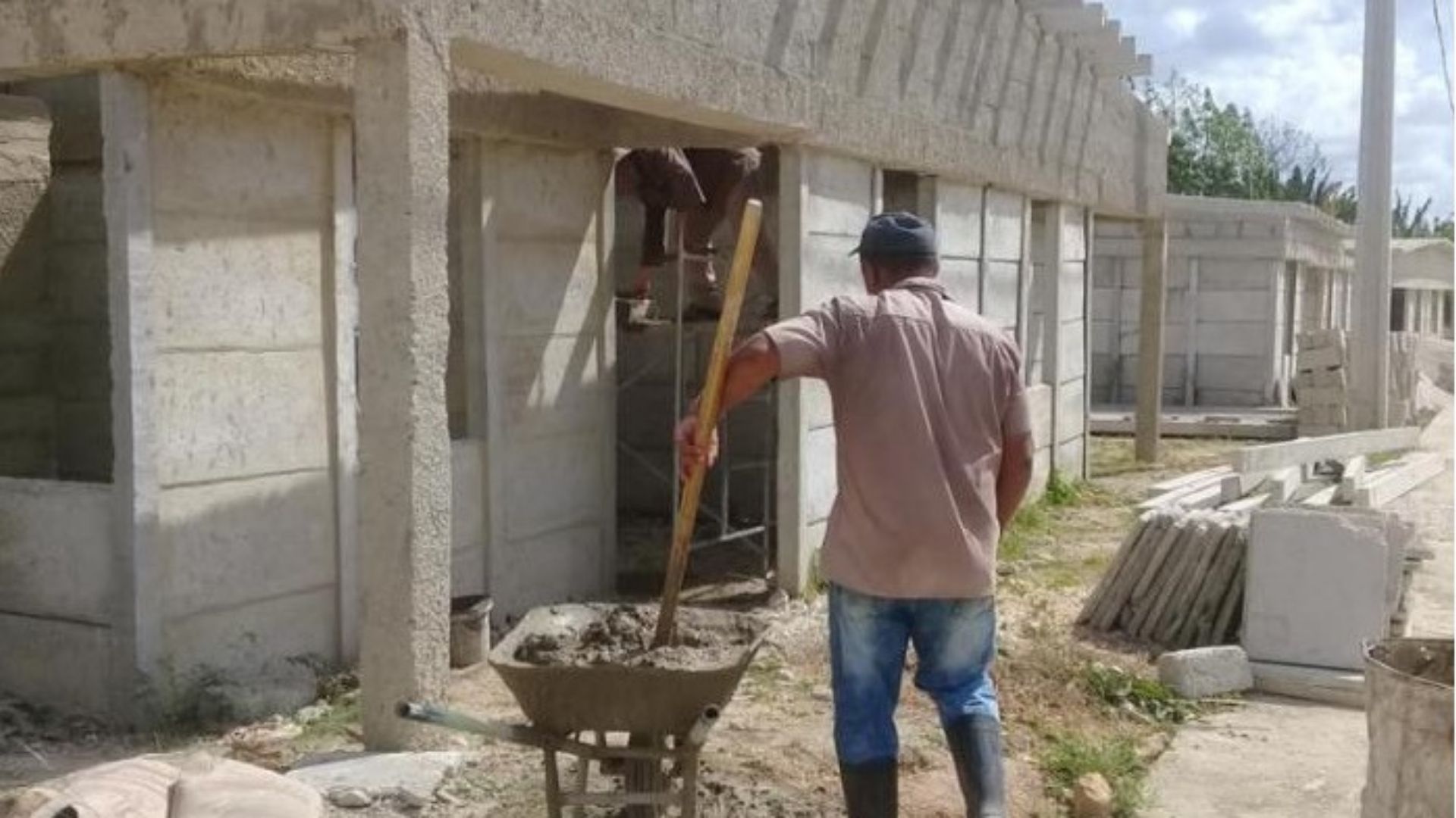 La cubana tuvo que entregar su vivienda por 'interés del Estado' hace cuatro años y aun las autoridades no le dan la propiedad de la nueva casa