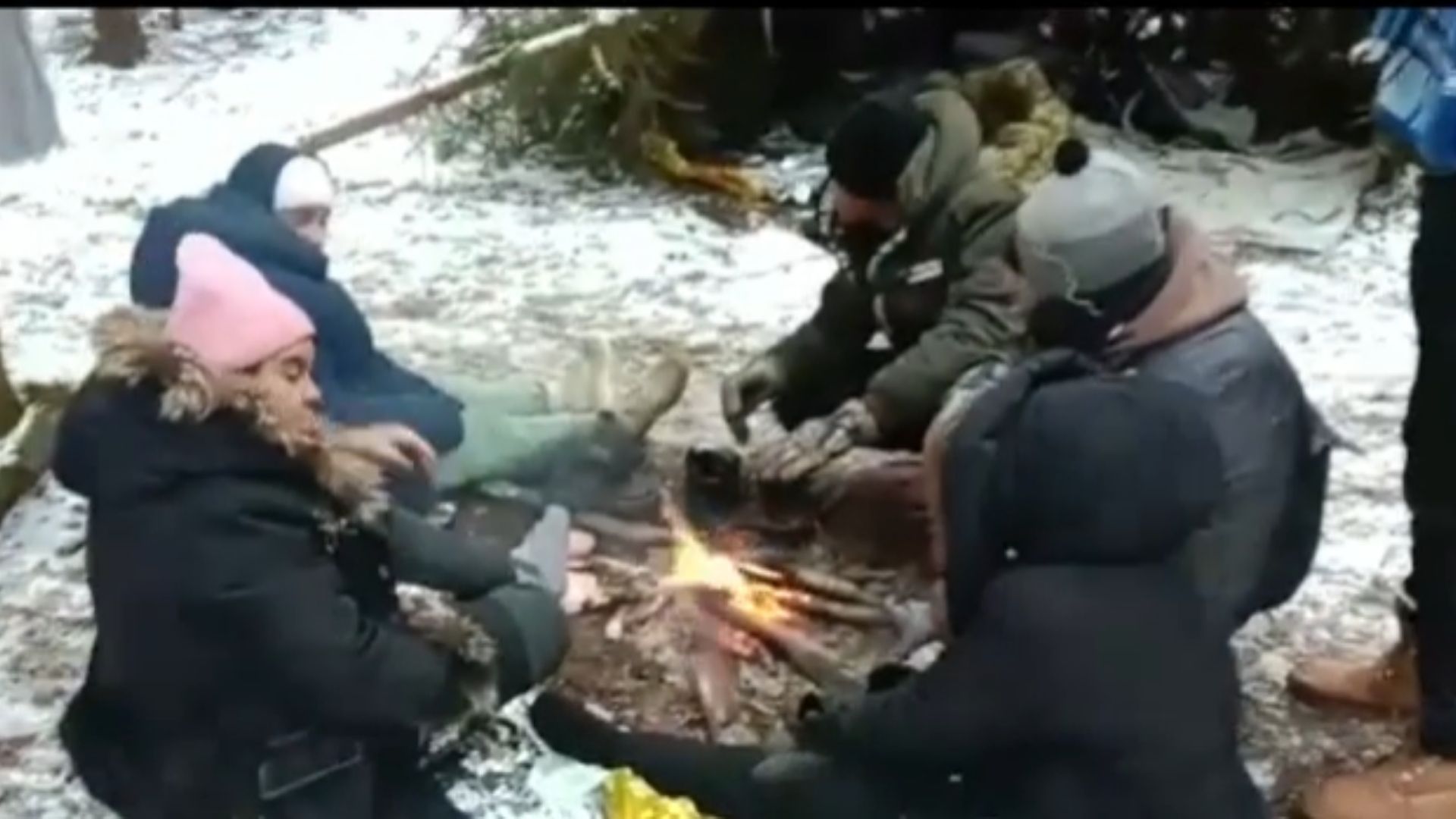 "Estamos desesperados. Llevamos cuatro días sin comer y tomando un poco de agua para poder sobrevivir", agregó uno de los migrantes