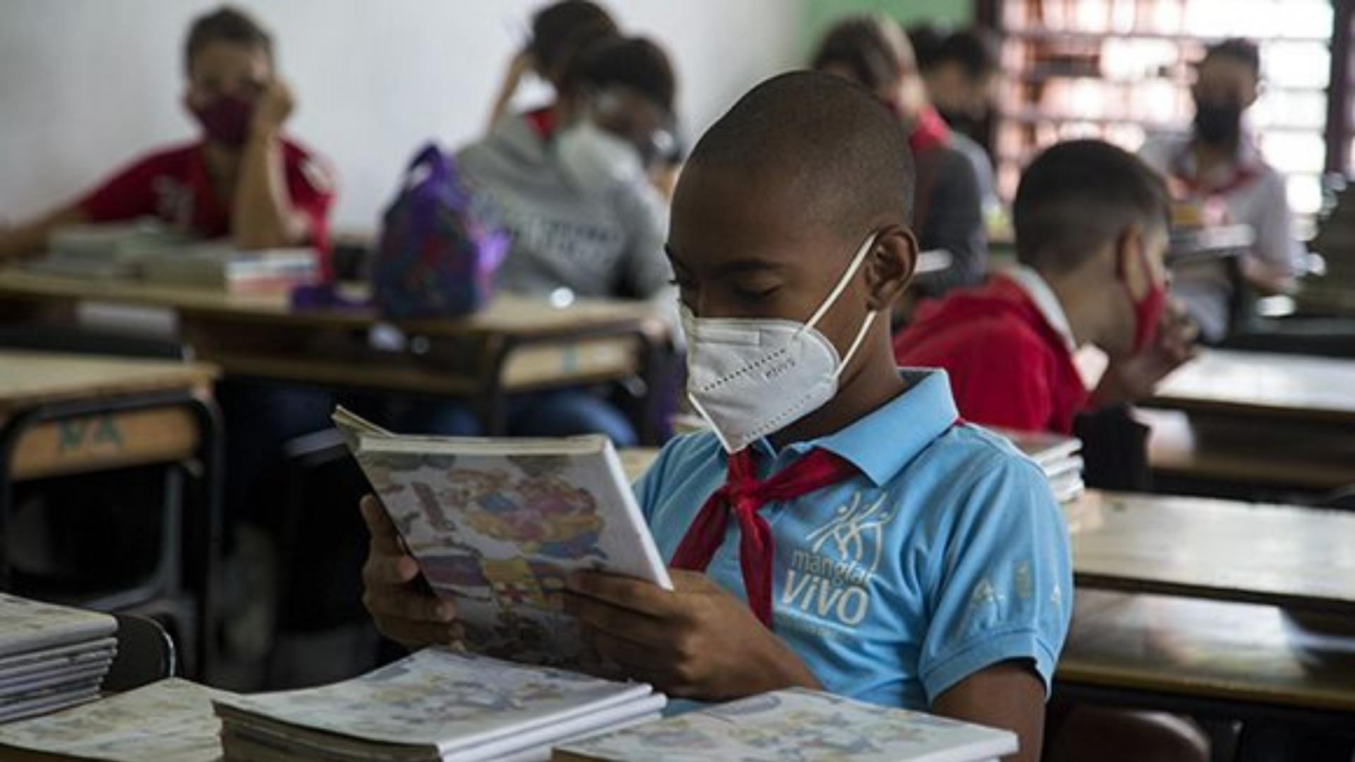 Niño sin uniforme en escuela cubana. Foto: Cubadebate