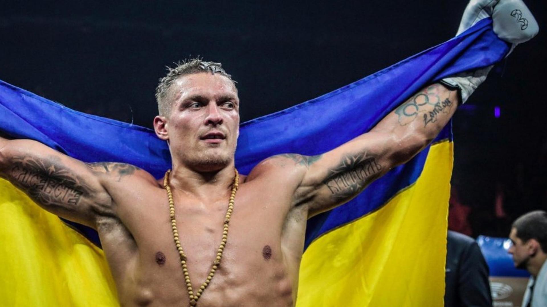 Oleksandr Usyk con bandera de Ucrania. Foto: Twitter @usykaa