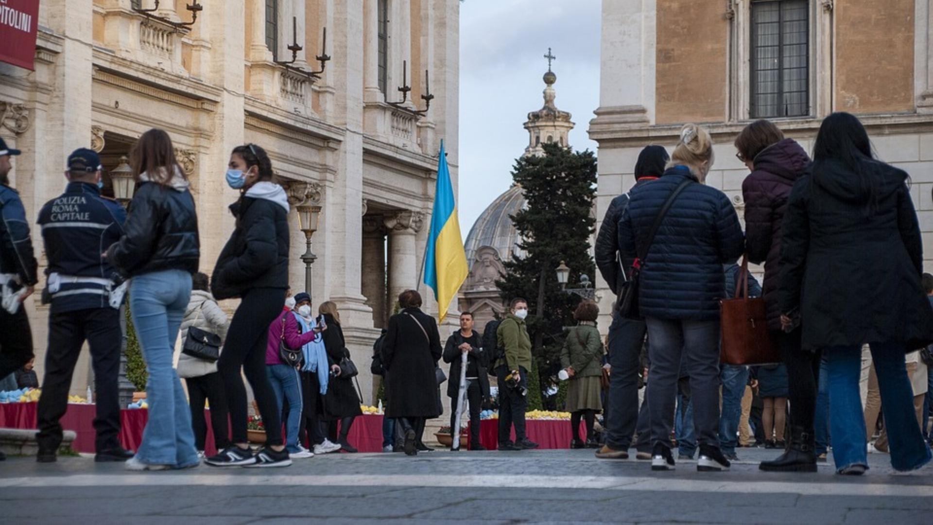 Multitud de personas y bandera de Ucrania. Foto: Pixabay