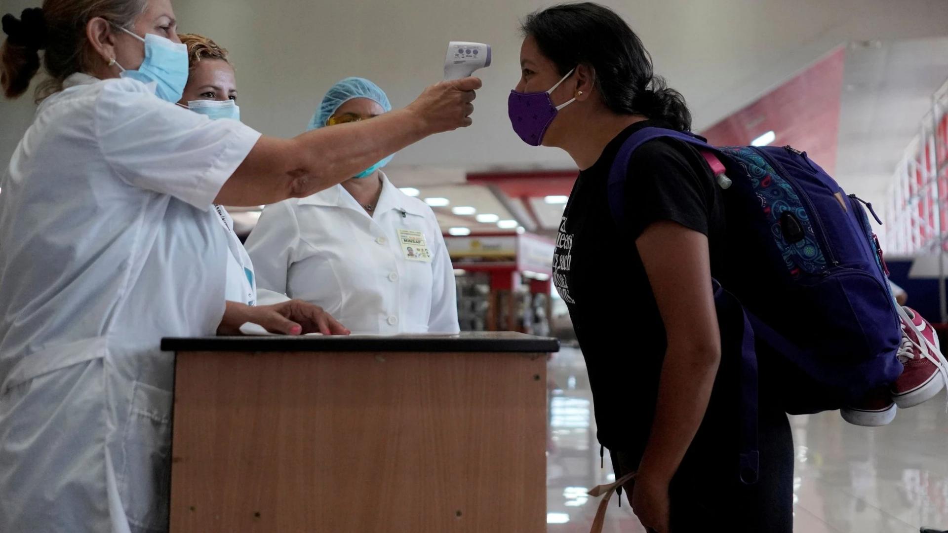 Viajera llega a terminal aérea cubana (ADN Cuba)