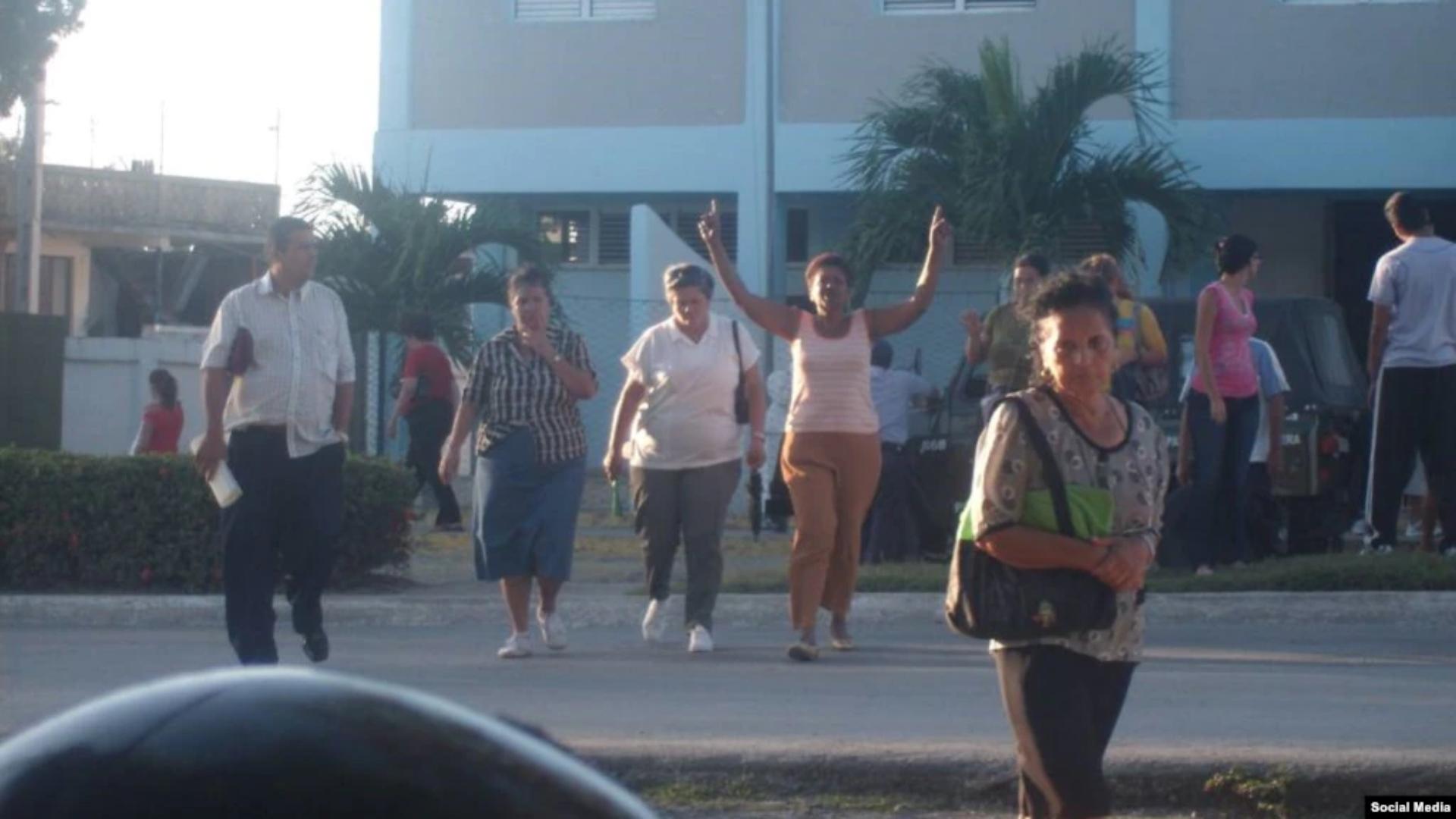 Miembros del Ministerio Apostólico y Profético Viento Recio frente a la unidad de la policía en Las Tunas (Foto Radio Martí)