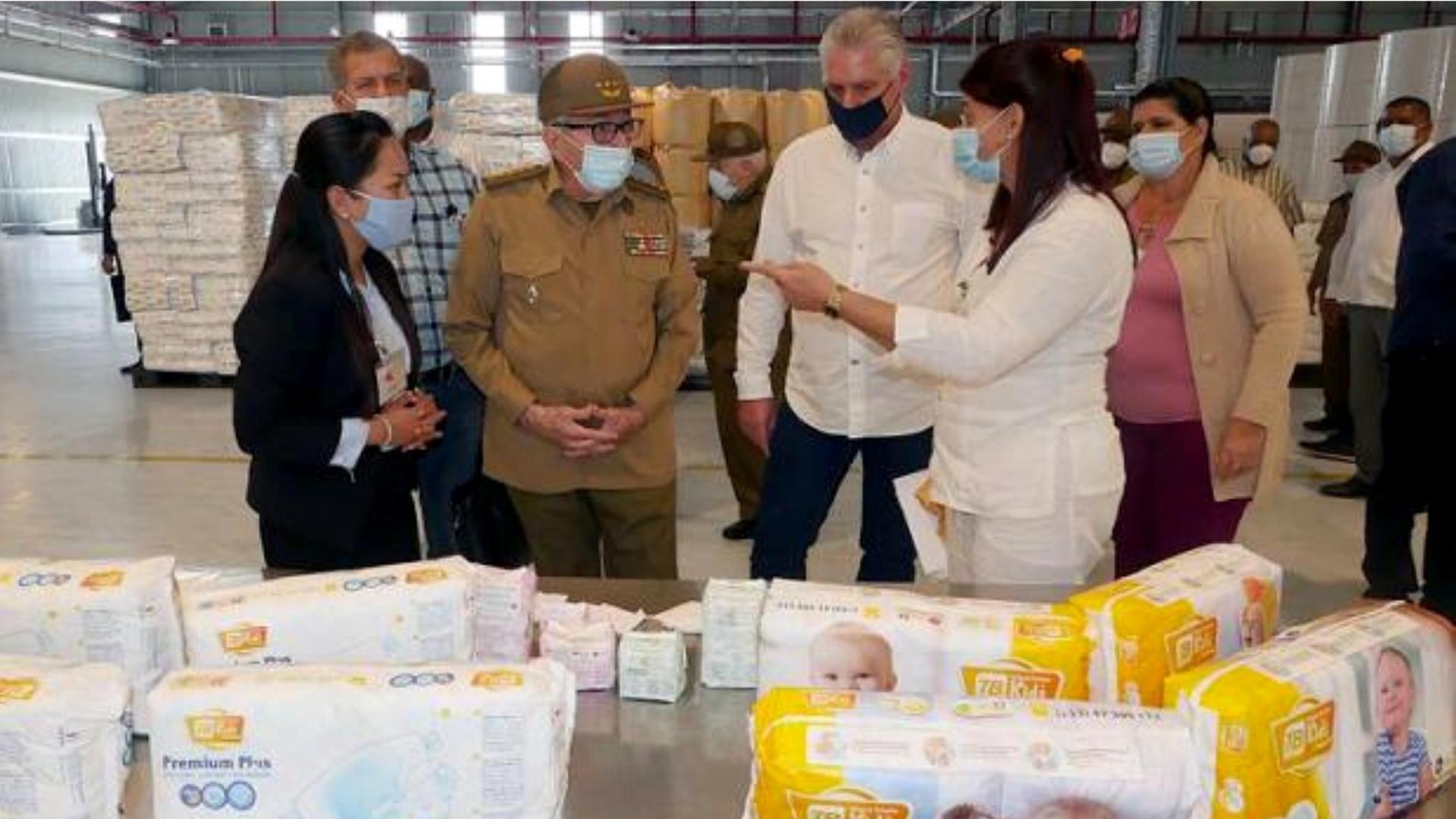 Raúl Castro, Miguel Díaz-Canel y Luis Alberto Rodríguez López-Calleja en la fábrica de pañales. Foto: Granma