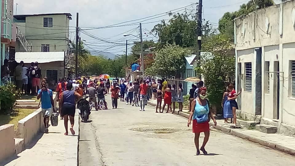 Vecinos de la víctima observan reconstrucción policial de los hechos