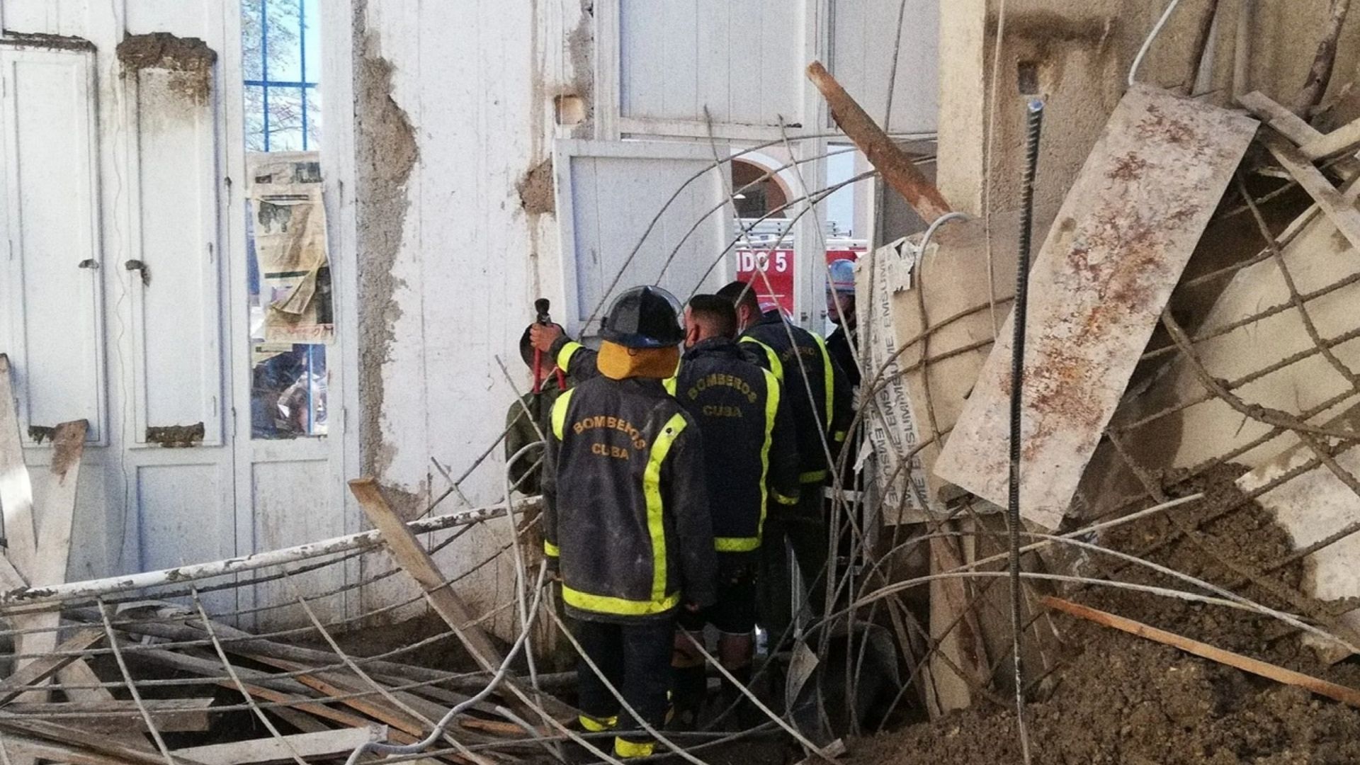 En el inmueble vivían cuatro núcleos familiares integrados por 17 personas, entre ellas seis menores