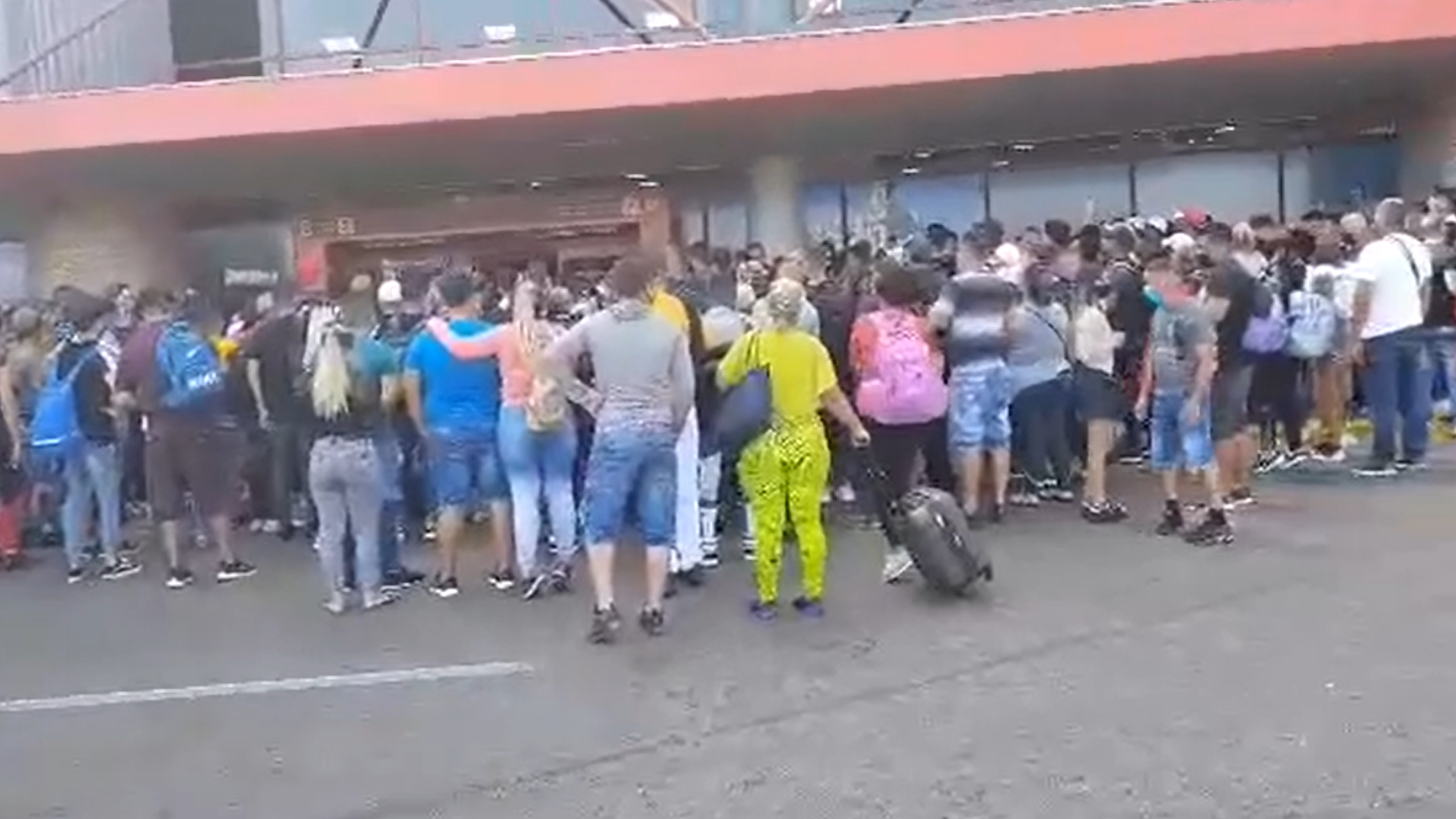 Aglomeración de cubanos en el aeropuerto José Martí
