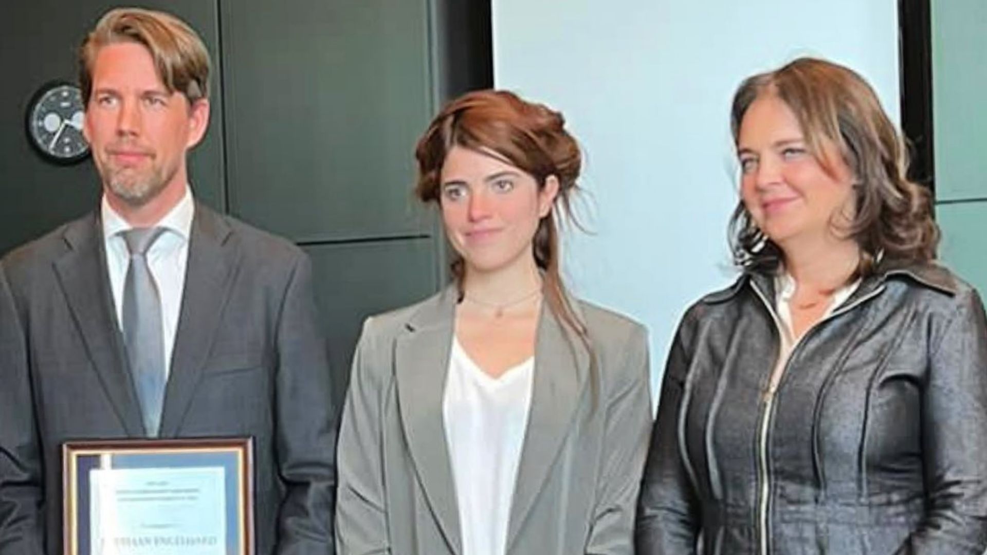 El Ministerio de Exteriores de Holanda se hizo eco del encuentro, donde el diplomático Bastiaan Engelhard recibió un premio de CADAL