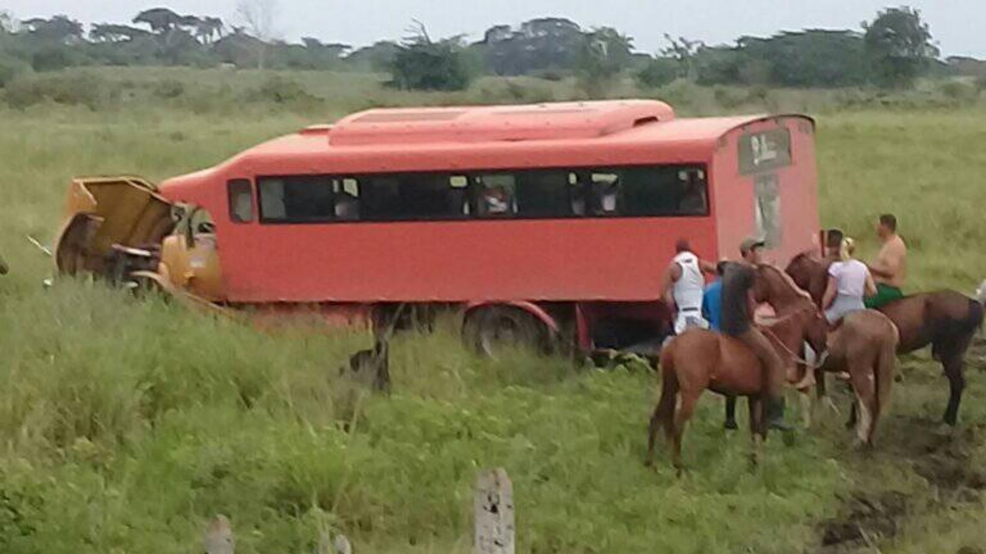 El camión fuera de la carretera (Foto: Defensa Civil de Guáimaro)