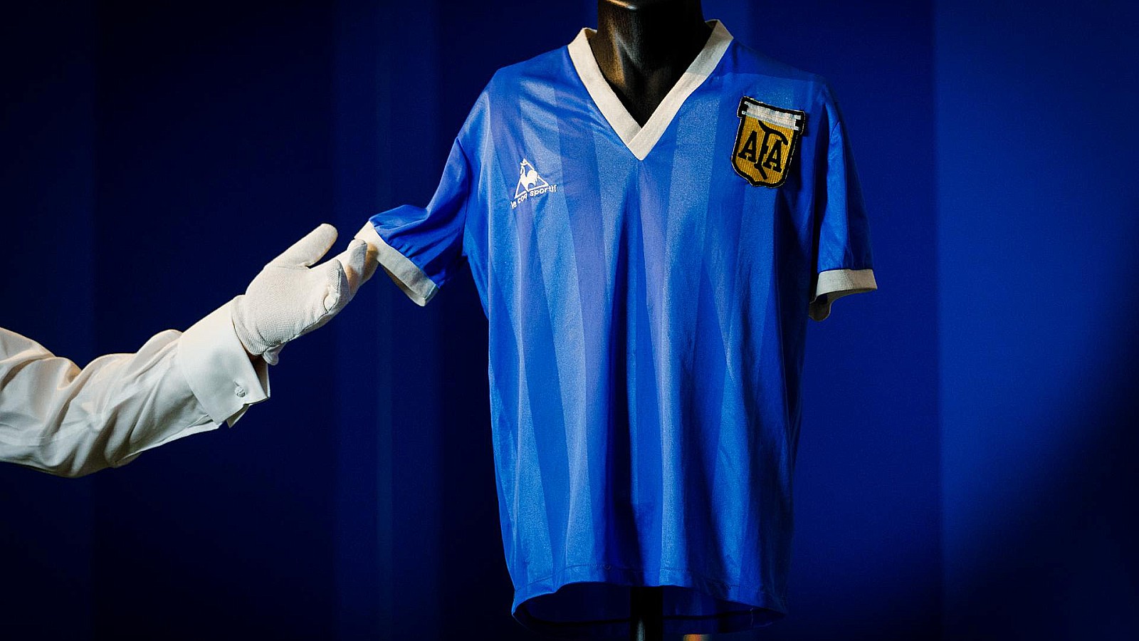 La histórica camiseta fue subastada por Sothebys