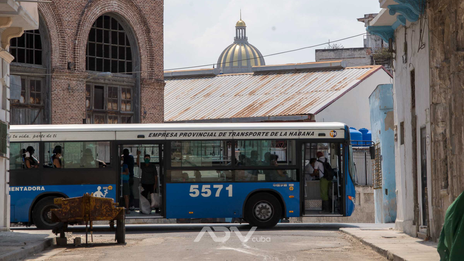 Sin electricidad ni transporte pero a ¿trabajar? en casa