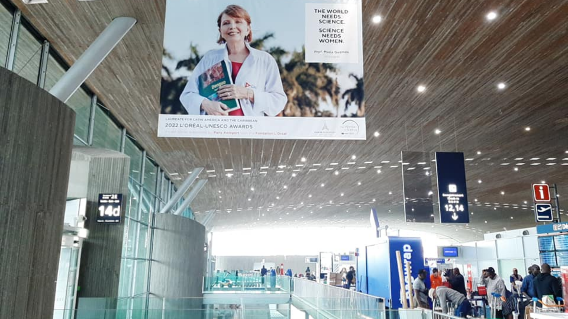 Póster de científica cubana en Aeropuerto de París