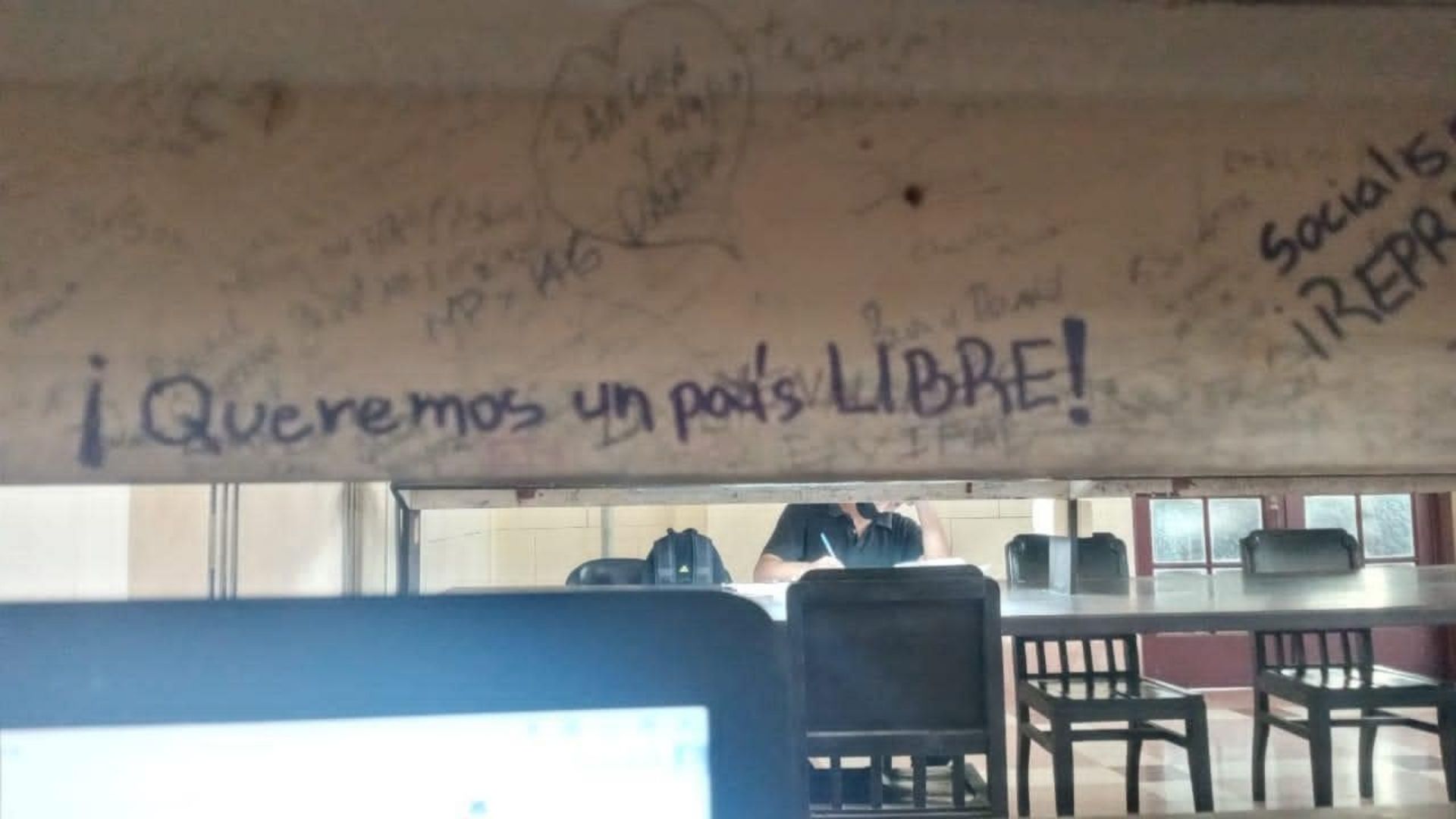 Varias consignas como "Viva Cuba libre", "Socialismo sí, represión no" y "Autonomía universitaria" aparecieron en las paredes de la biblioteca universitaria