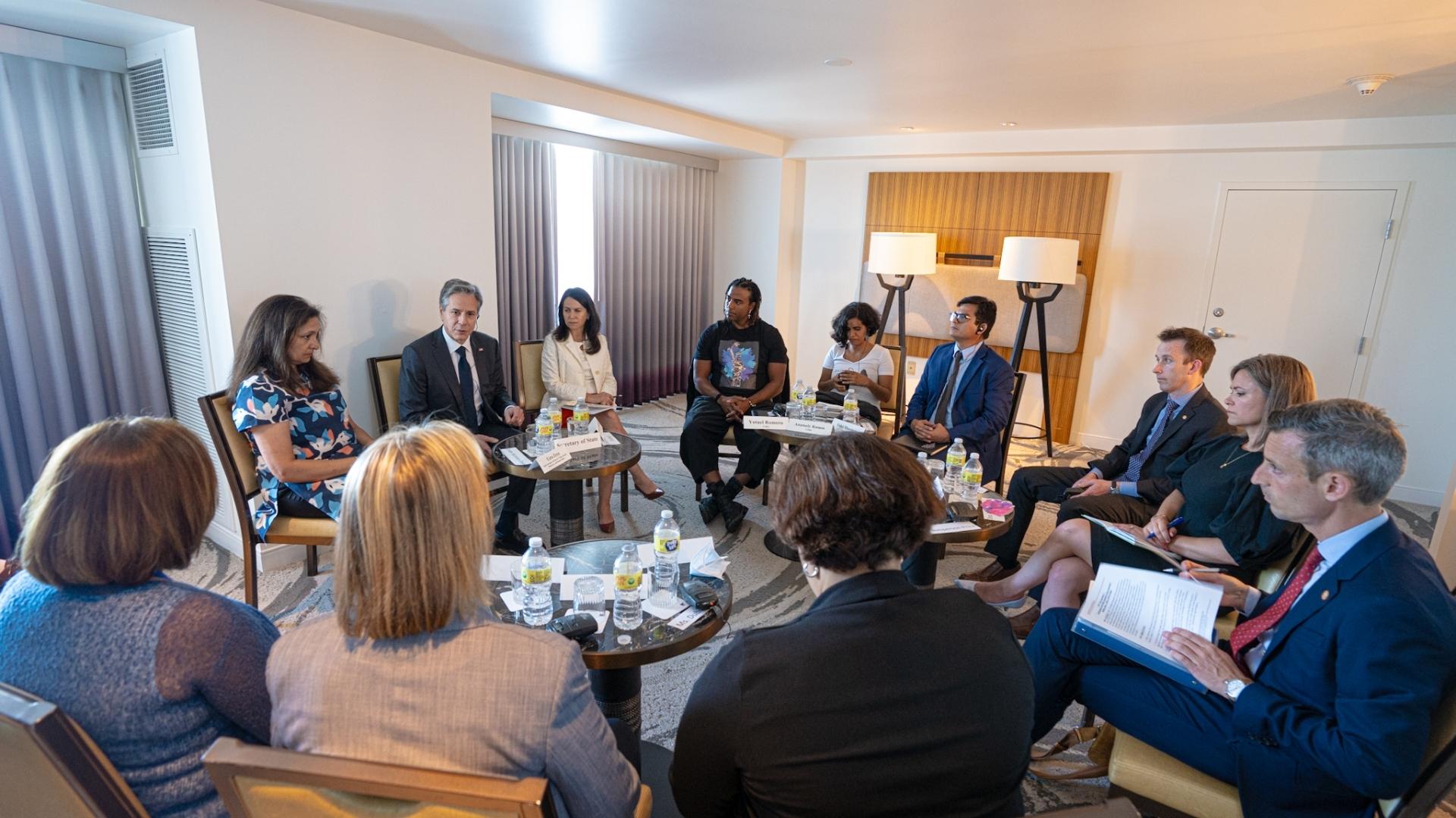 Secretario de Estado Blinken junto a activistas latinoamericanos