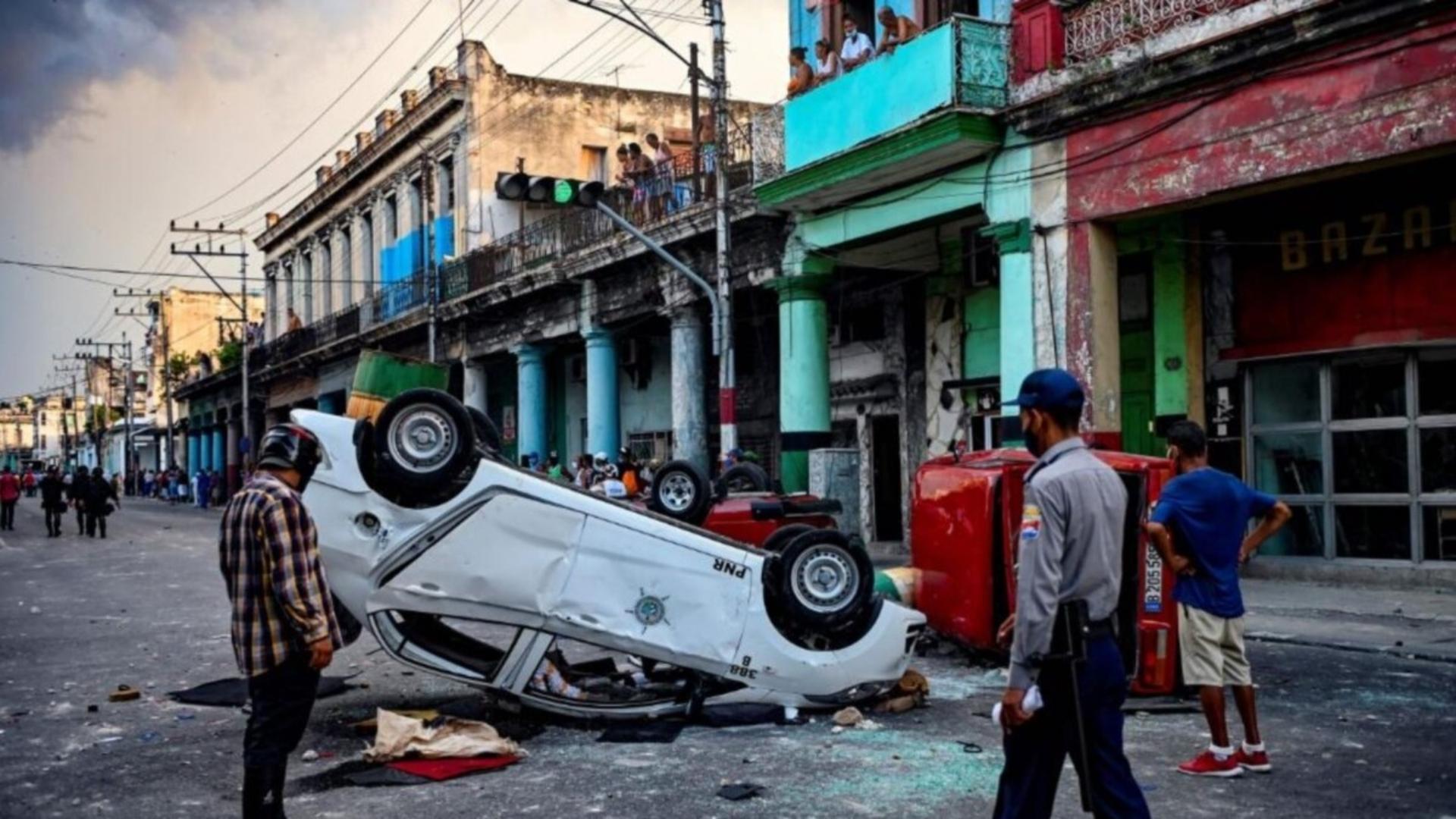 Auto patrulla volcado en Toyo, Diez de Octubre