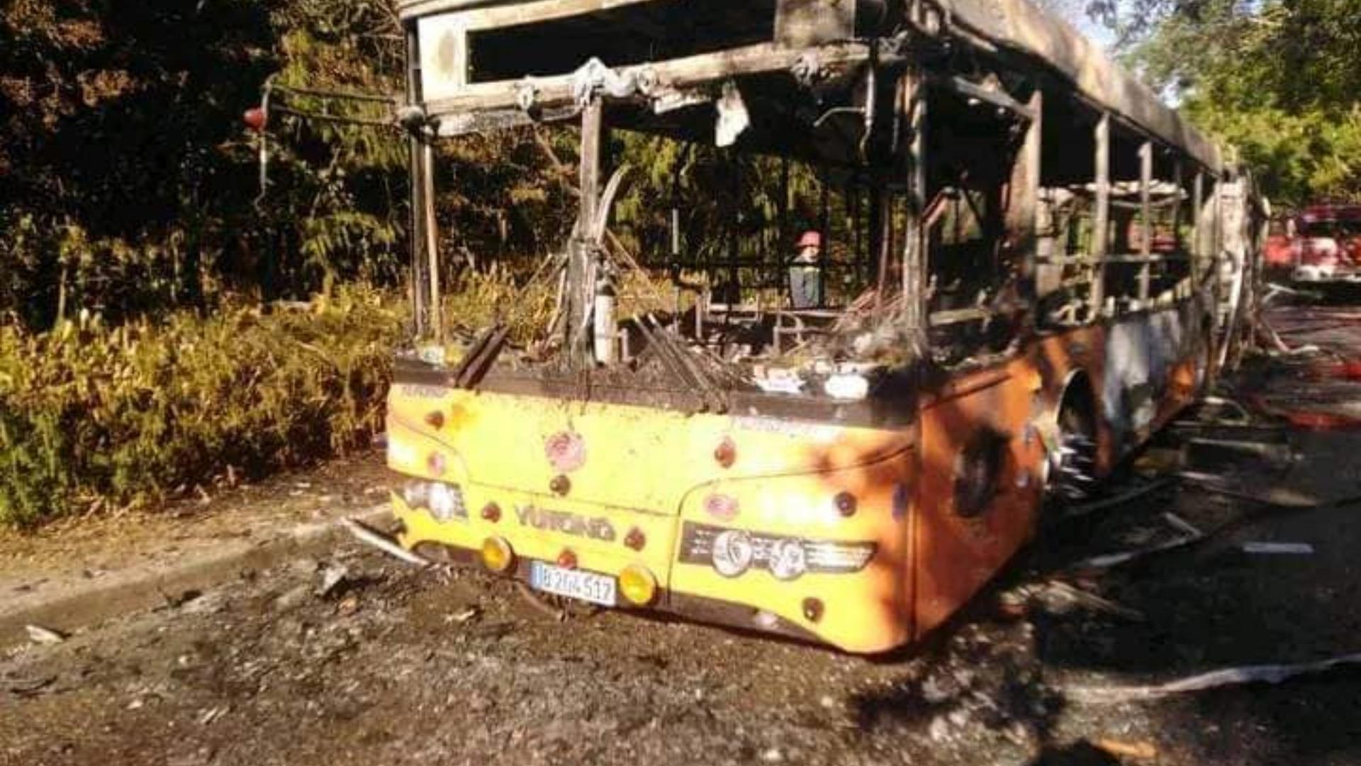 El ómnibus totalmente destruido