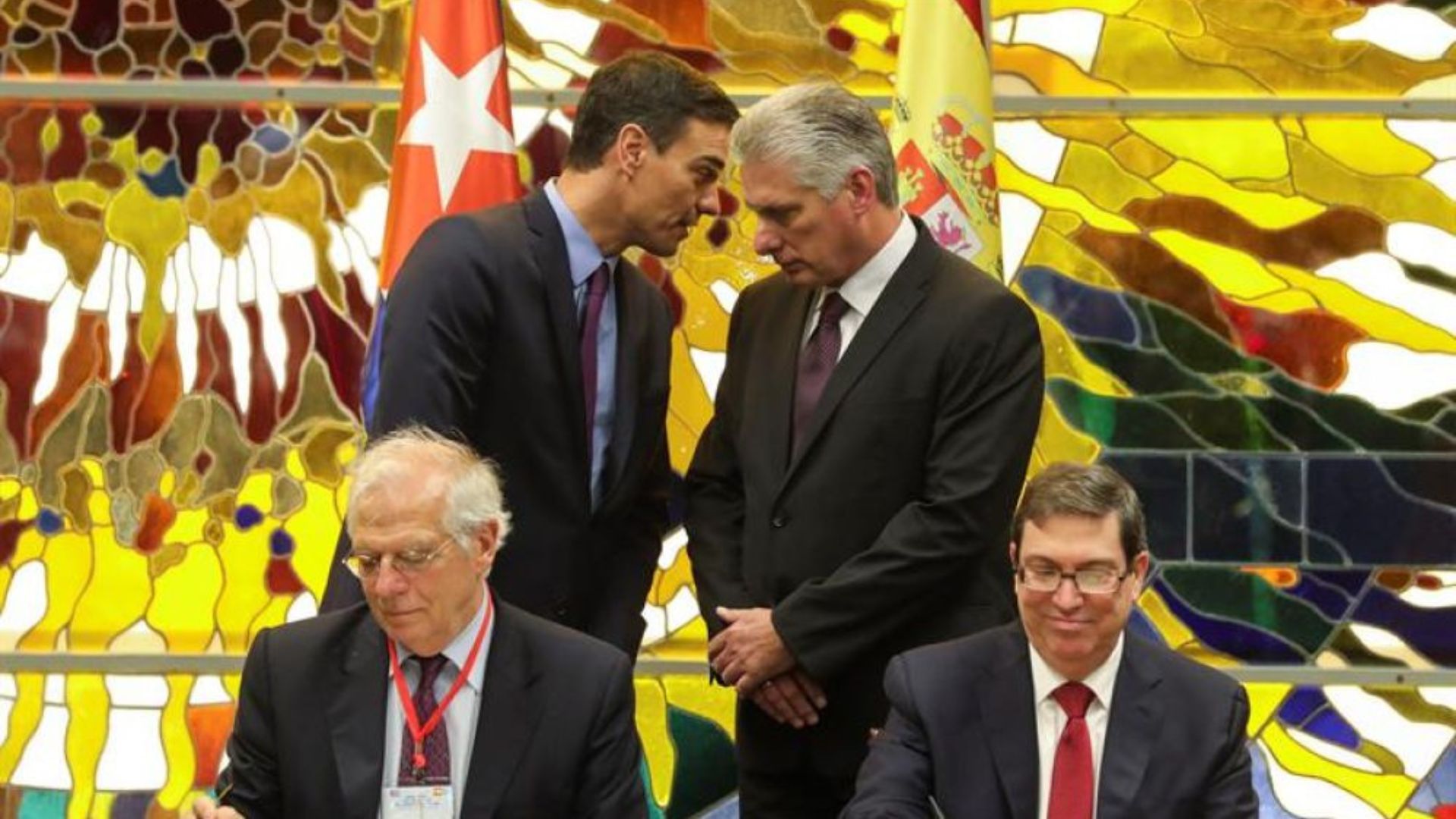 Pedro Sánchez y el dictador cubano Miguel Díaz Canel en La Habana. Foto: EFE