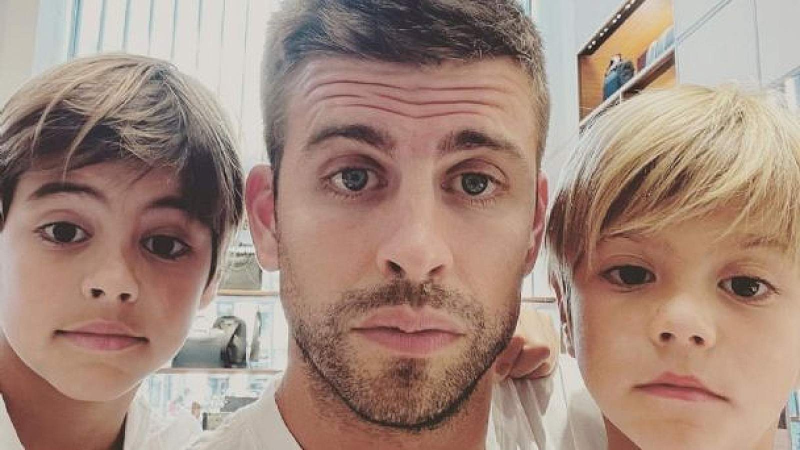 Piqué se lleva a sus hijos a Londres tras negarse a que Shakira viajara con ellos a Miami