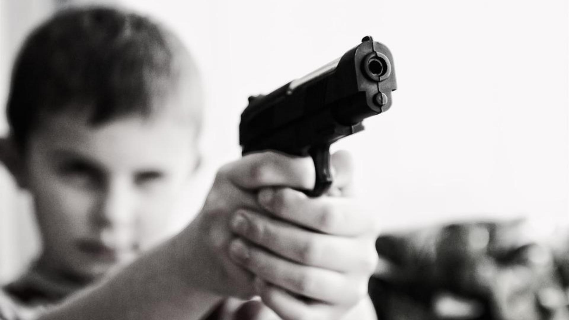 Imagen de referencia de niño apuntando con arma de juguete. Foto: Pixabay