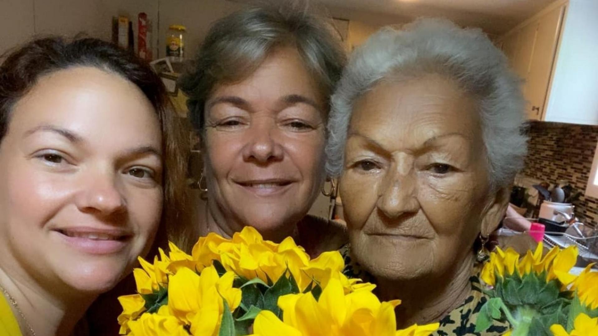 Anciana de 82 años junto a su familia en EEUU