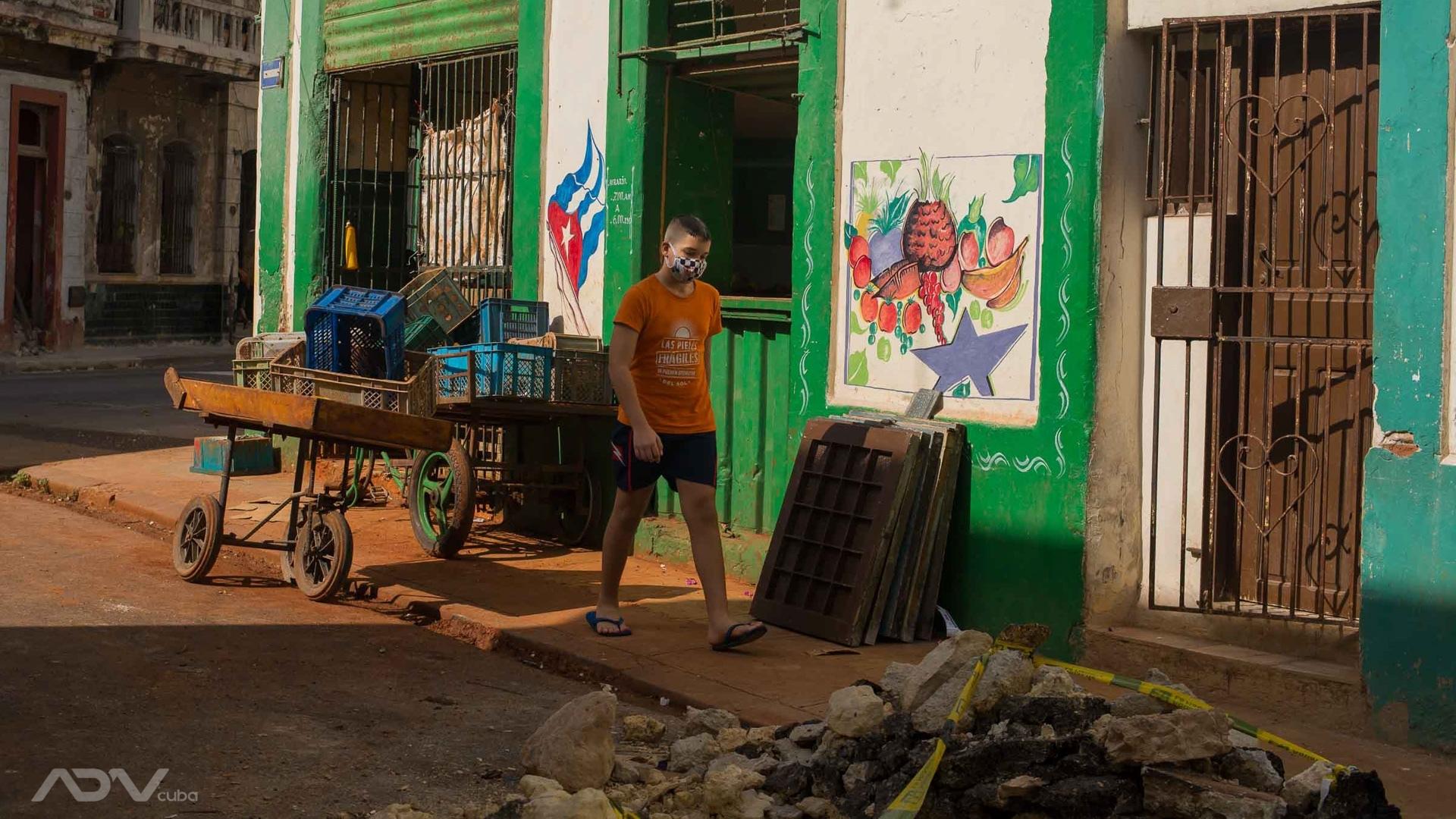 Niño camina entre escombros en calle de La Habana, Cuba. Foto: ADN Cuba