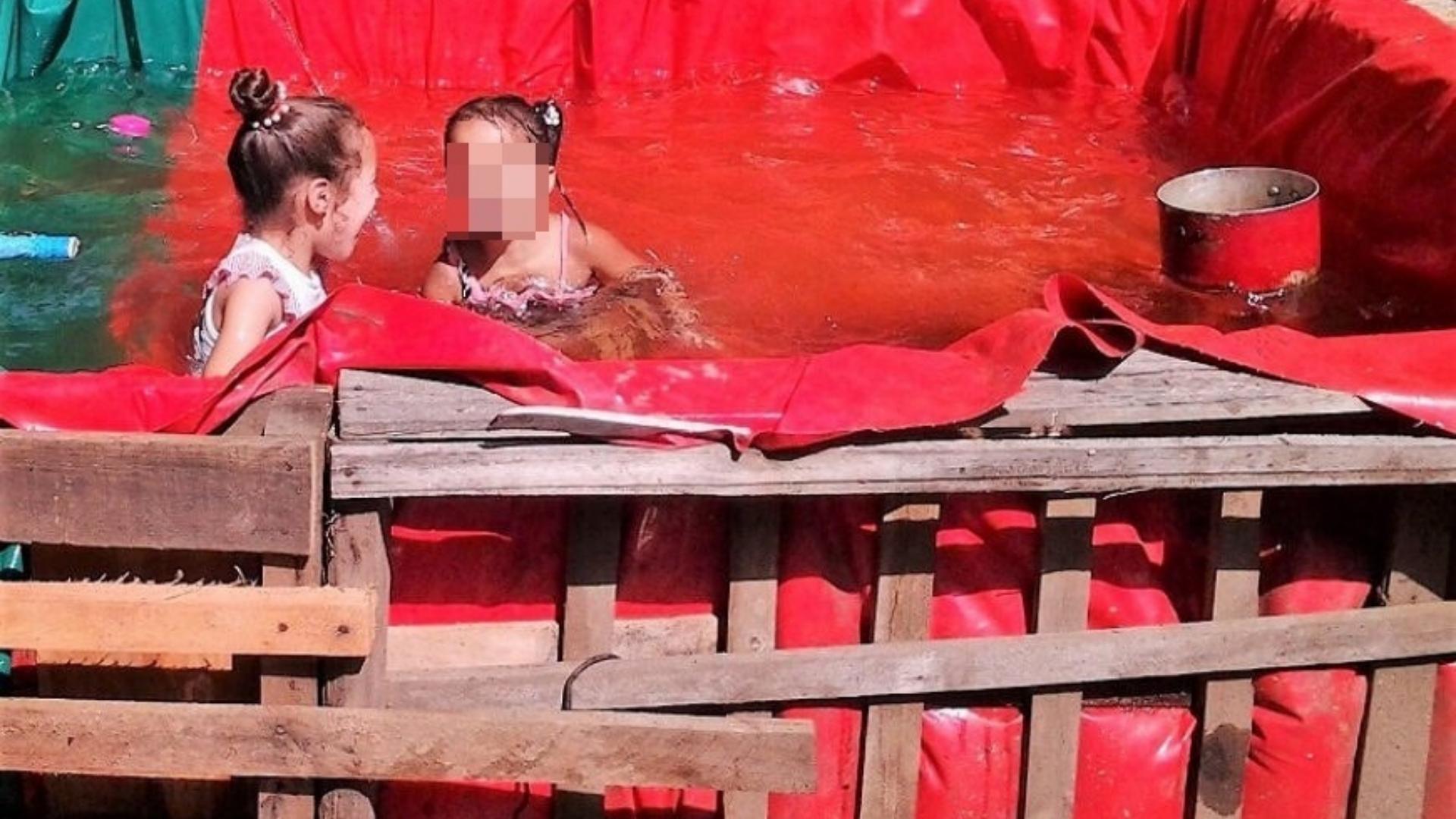 Niñas en piscina improvisada en Santiago de Cuba.