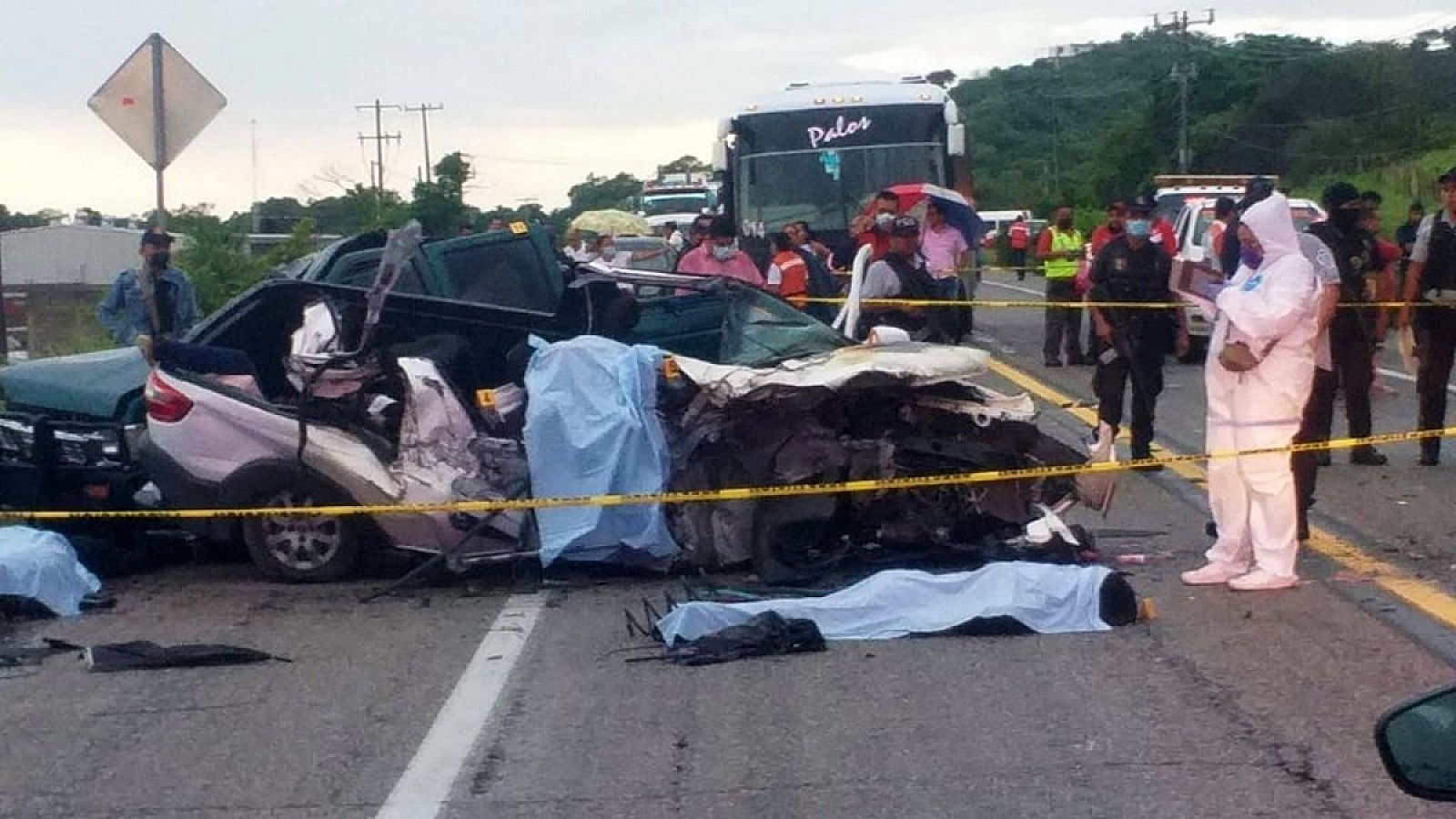 Personal de seguridad y rescate acudió a la zona del accidente para auxiliar a las víctimas | Twitter @ReporTorres