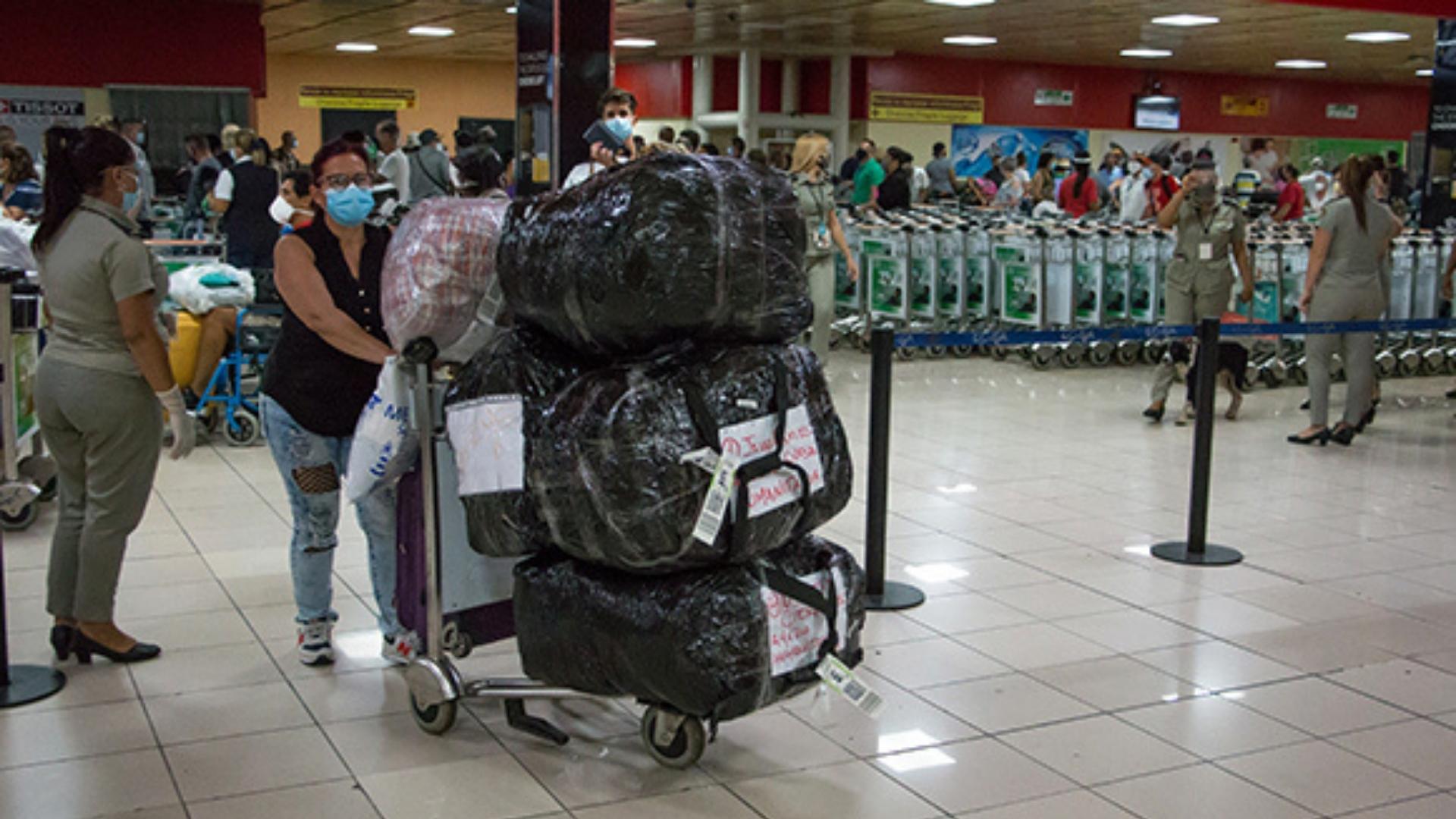 Pasajera con equipaje en aeropuerto de La Habana. Foto: Cubadebate