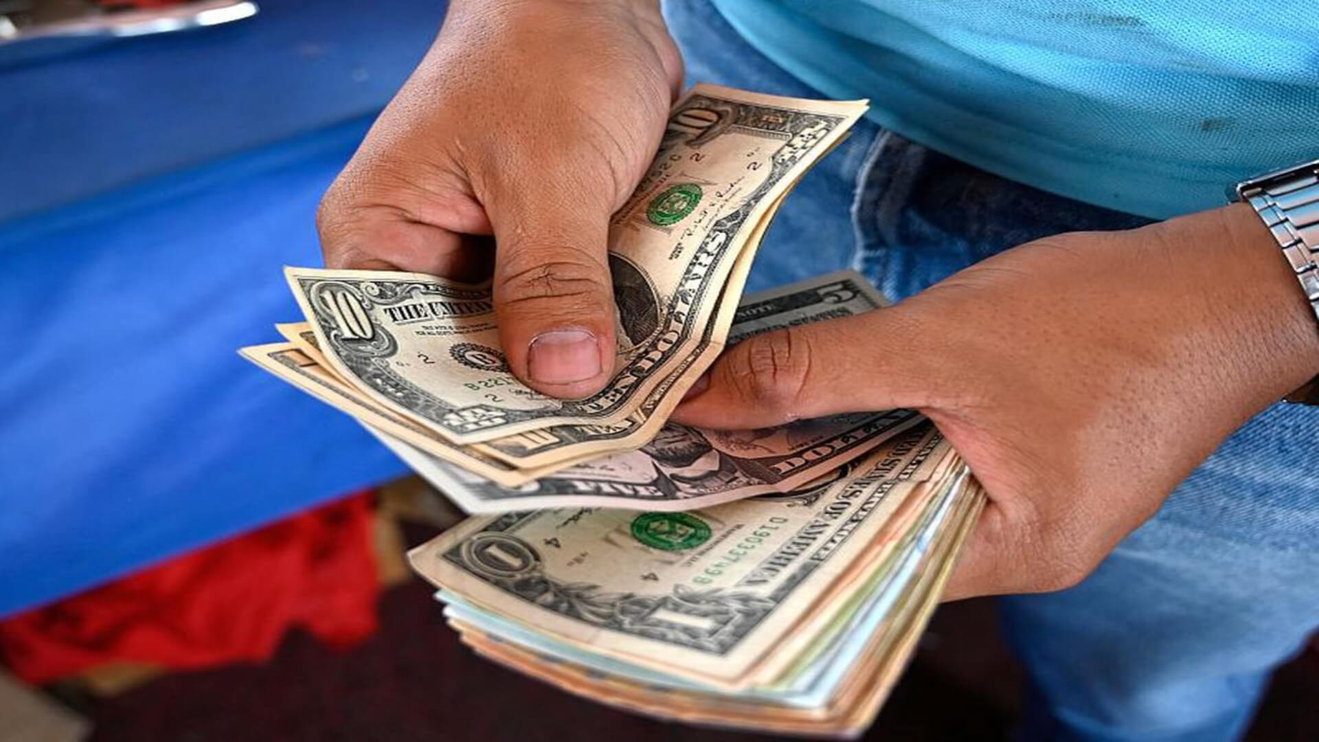 Disminuye precio del dólar en el mercado informal cubano