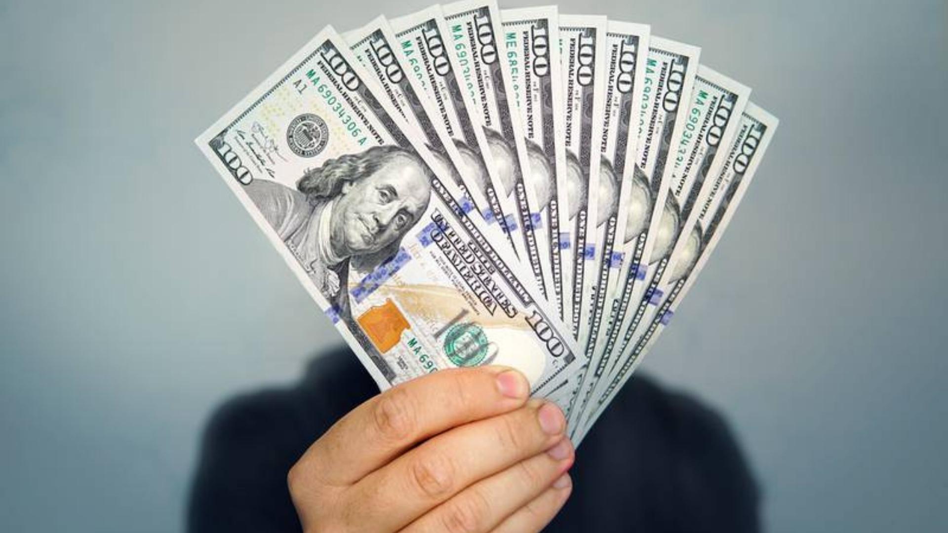 En Cuba se dispara el precio del dólar a un nivel récord. Foto: Shutterstock